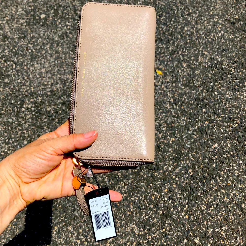 Marc Jacob’s leather wallet with gold zip